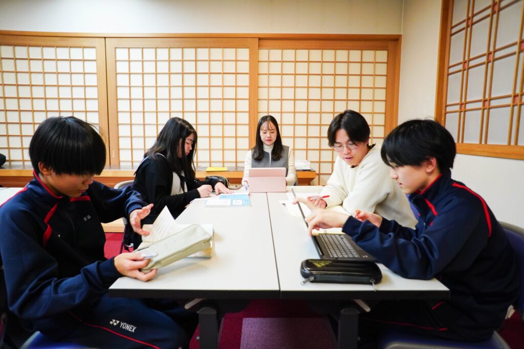 あわいで机を囲み、対話しながら学ぶ様子