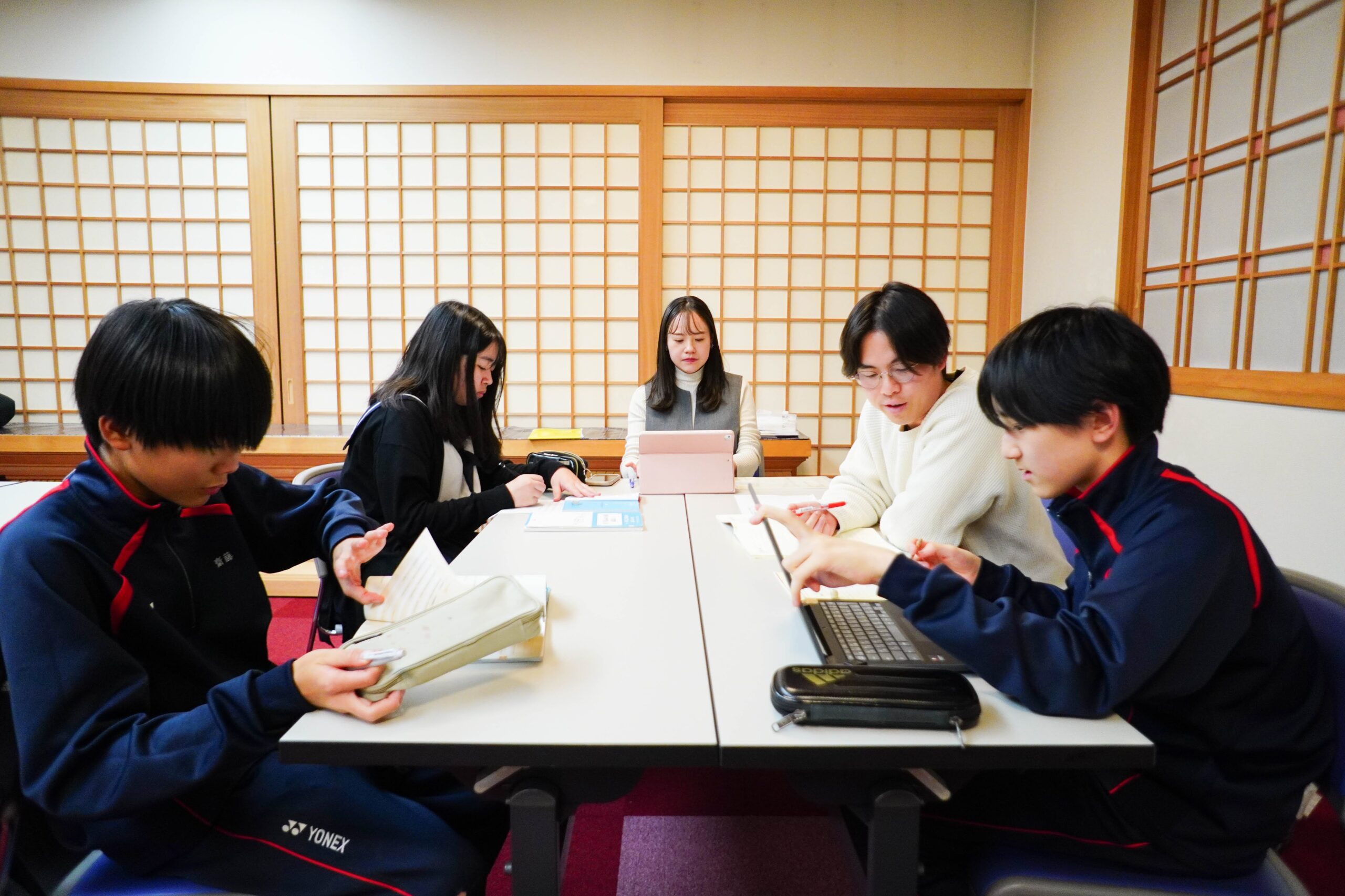 あわいで個別指導を受けながら学ぶ子どもたち