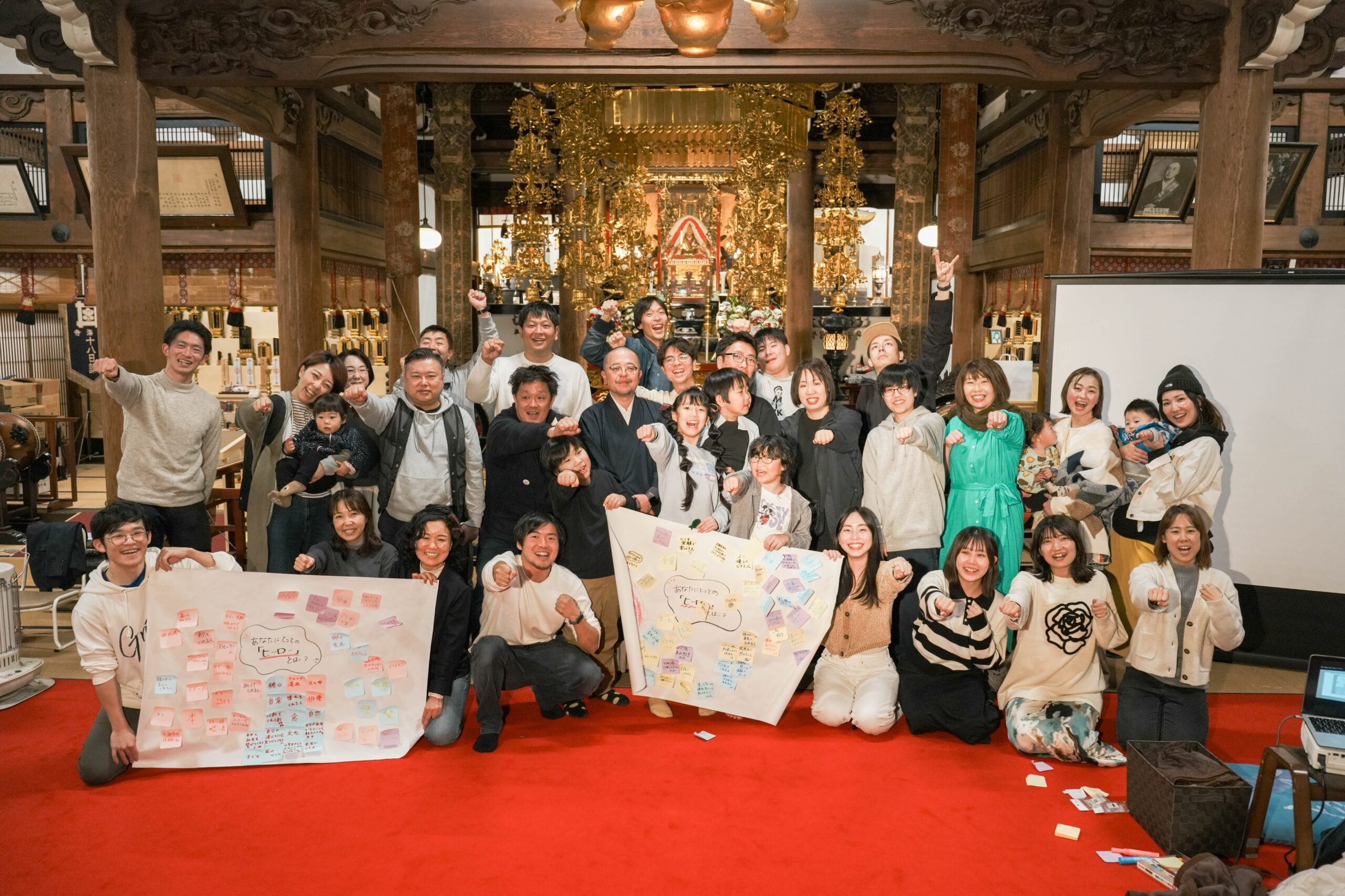 お寺に集まった地域の子どもと大人の集合写真