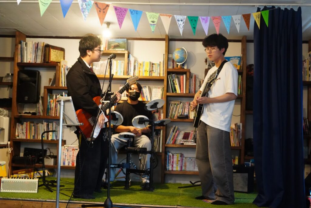 フリースクールLIKEPLUSでギターとドラムを演奏する様子