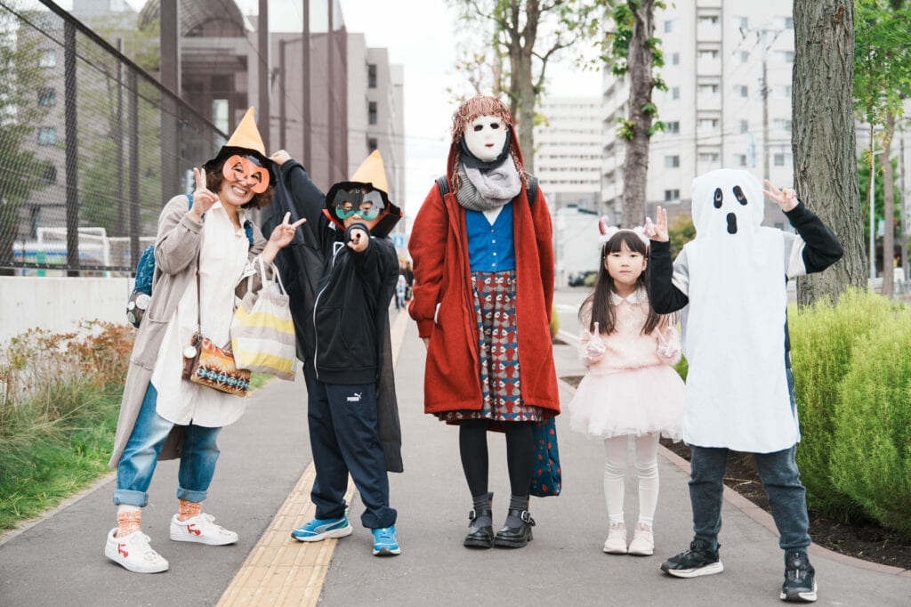 仮装して地域のハロウィンを楽しむ子どもと大人
