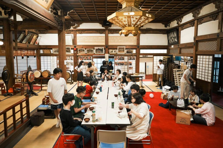 寺子屋で子どもや大人が集う様子